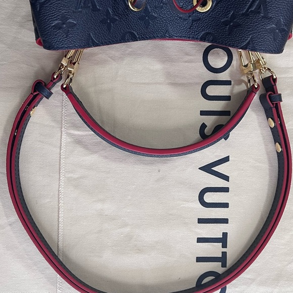 Louis Vuitton
NeoNoe Handbag Monogram Empreinte Leather MM - Picture 11 of 16